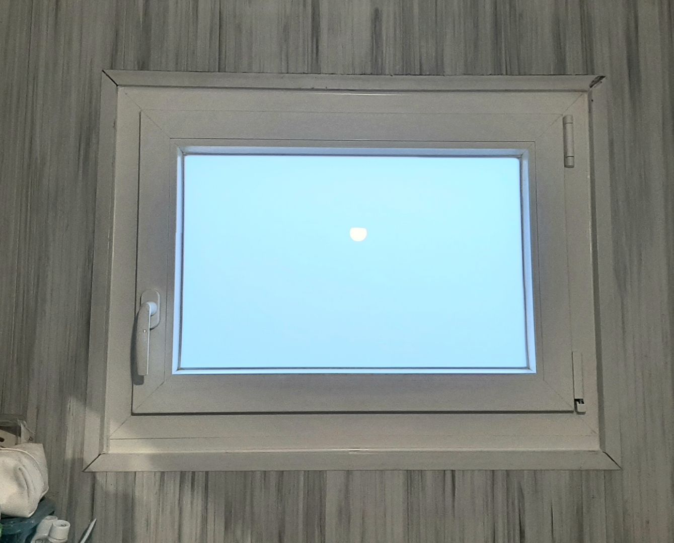 Fenêtre blanche avec un battant vu de l'intérieur