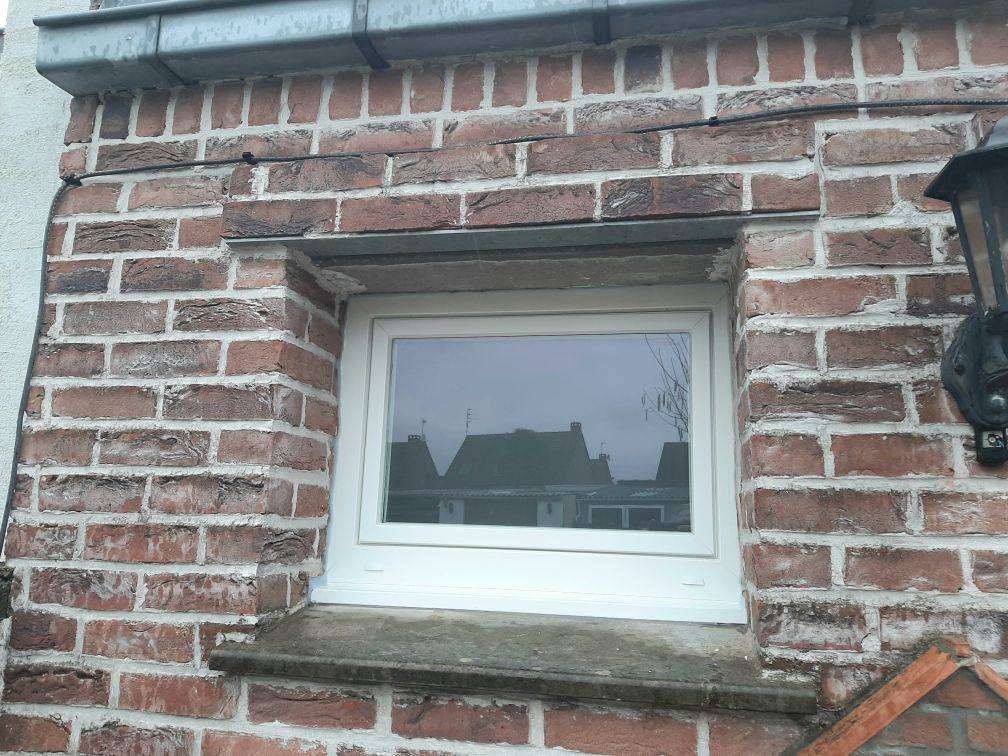 Fenêtre blanche avec un battant