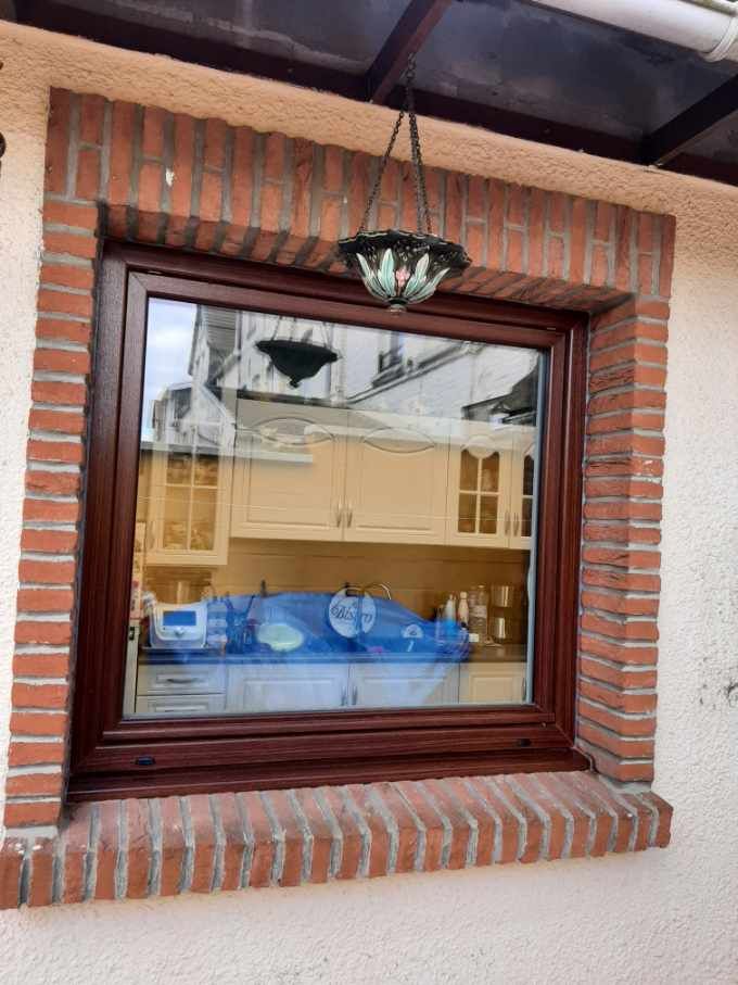 Fenêtre en bois avec encadrement en brique