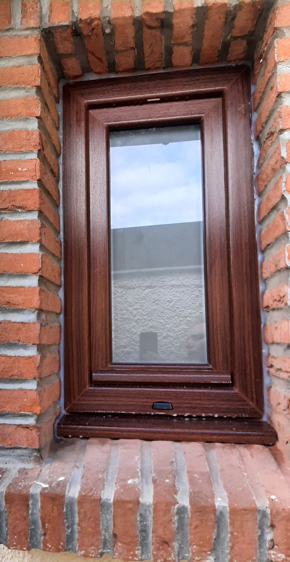 Ouverture en bois dans mur brique