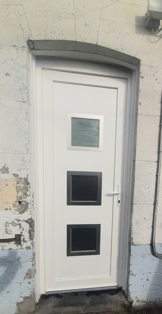 Porte d'entrée avec trois fenêtres