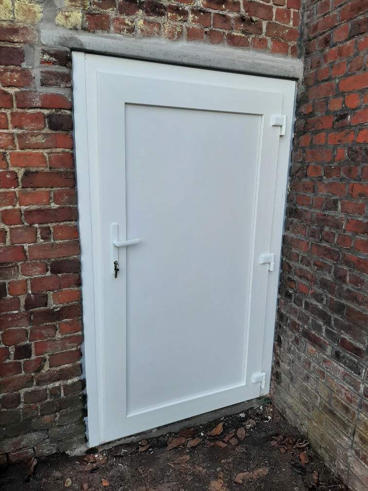 Porte de service créée par l'entreprise