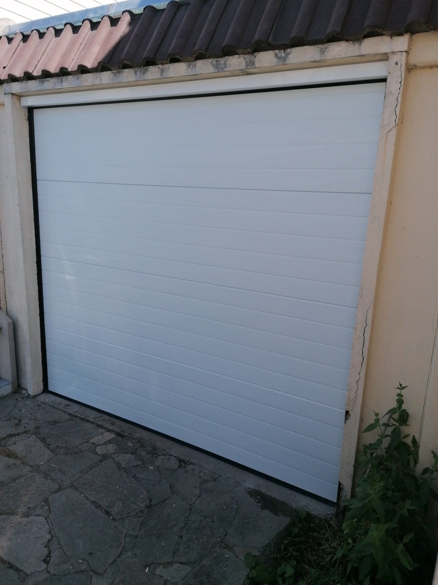 Porte de garage sectionnelle blanche