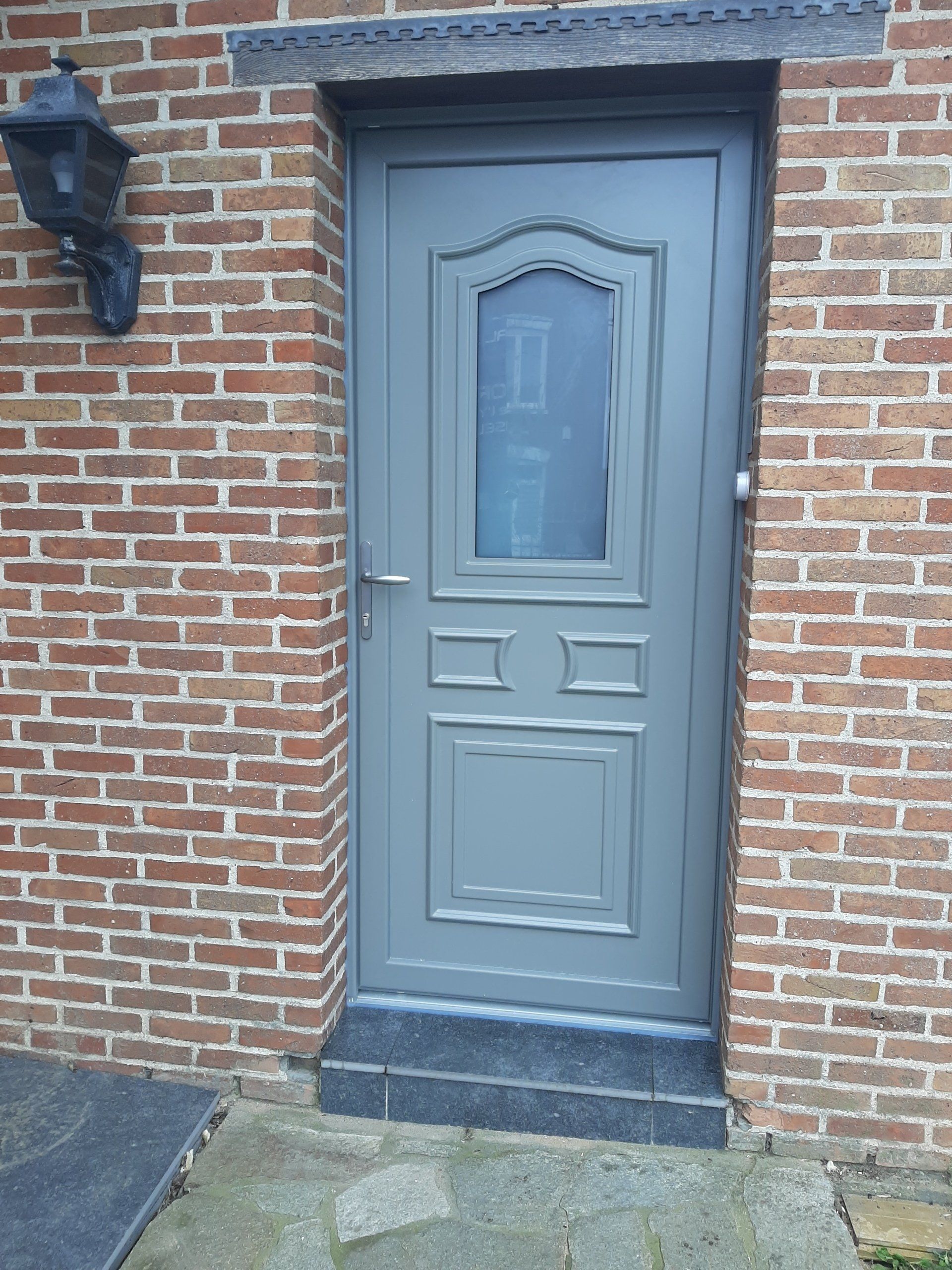 porte d'entrée PVC grise