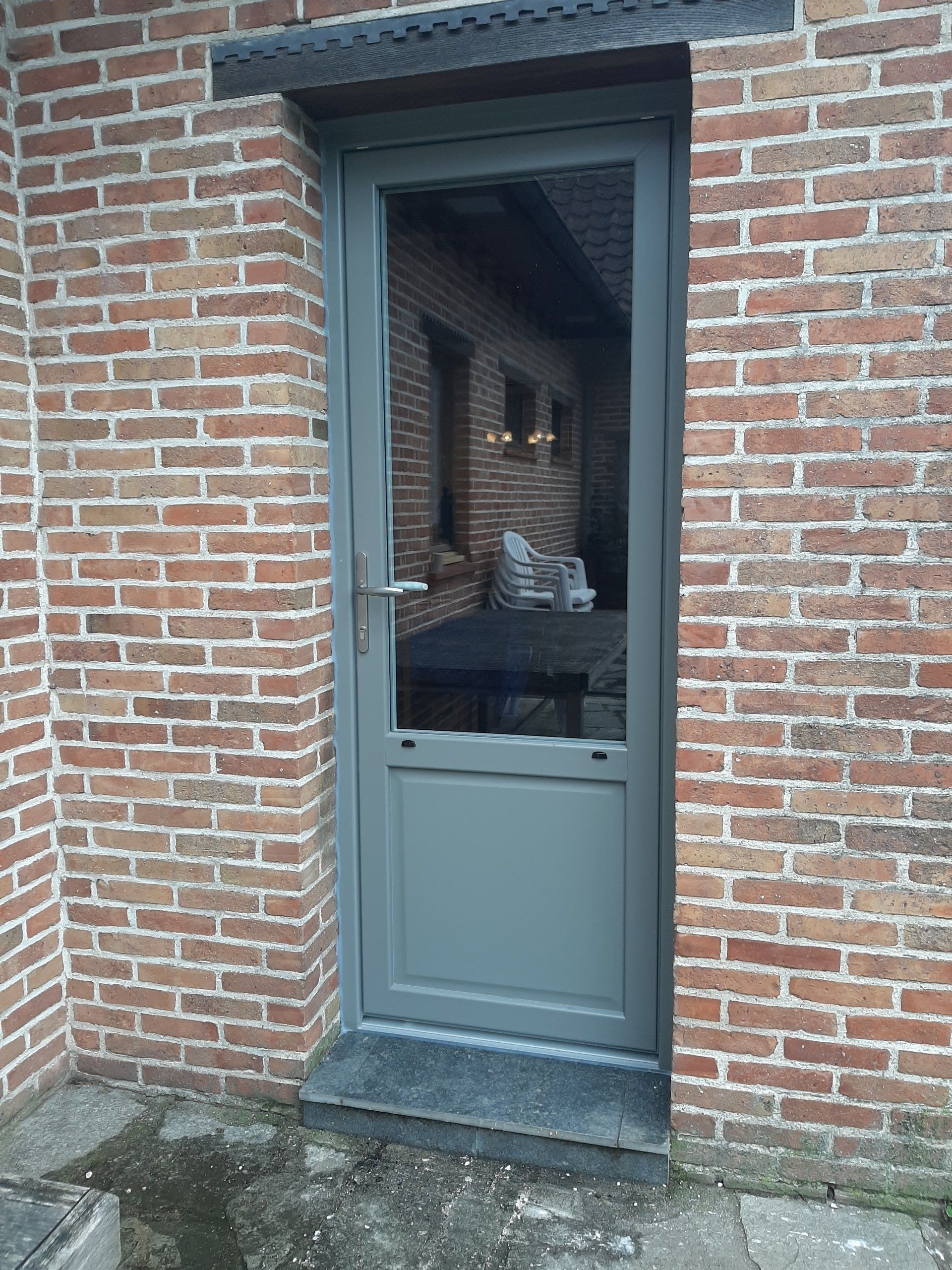 Porte PVC grise vitrée