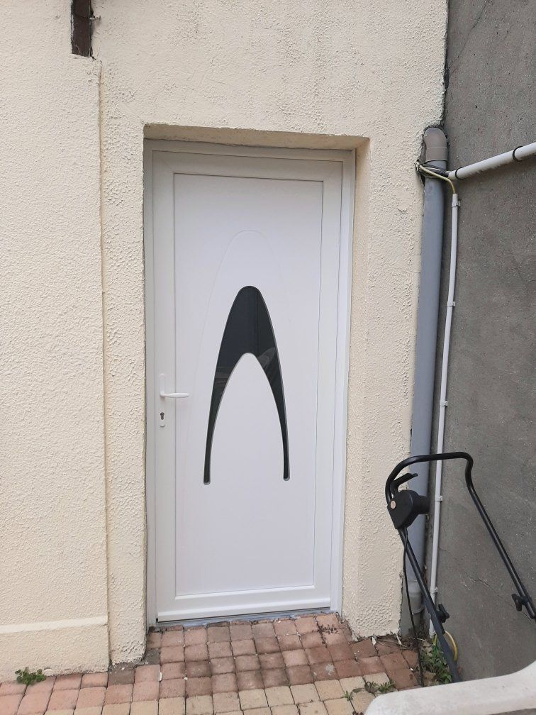 Porte d'entrée PVC blanc avec vitre motif virgule