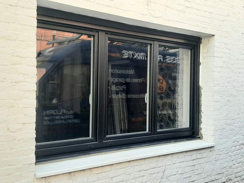 Châssis de fenêtre en aluminium noir