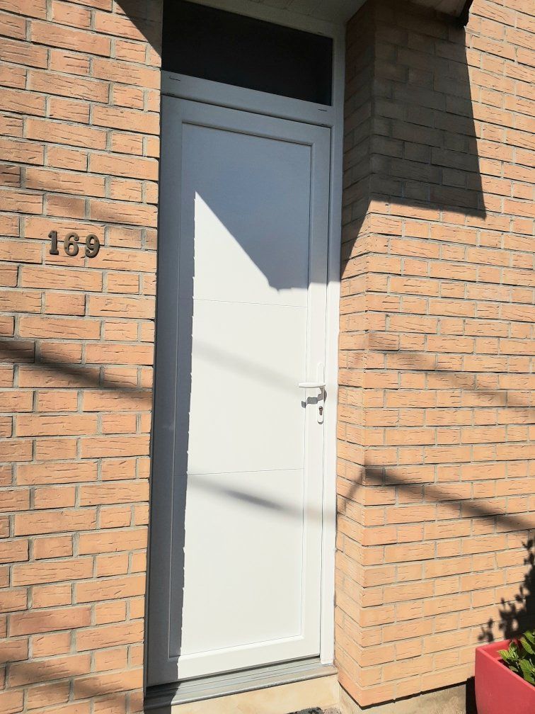 Porte d'entrée blanche pleine