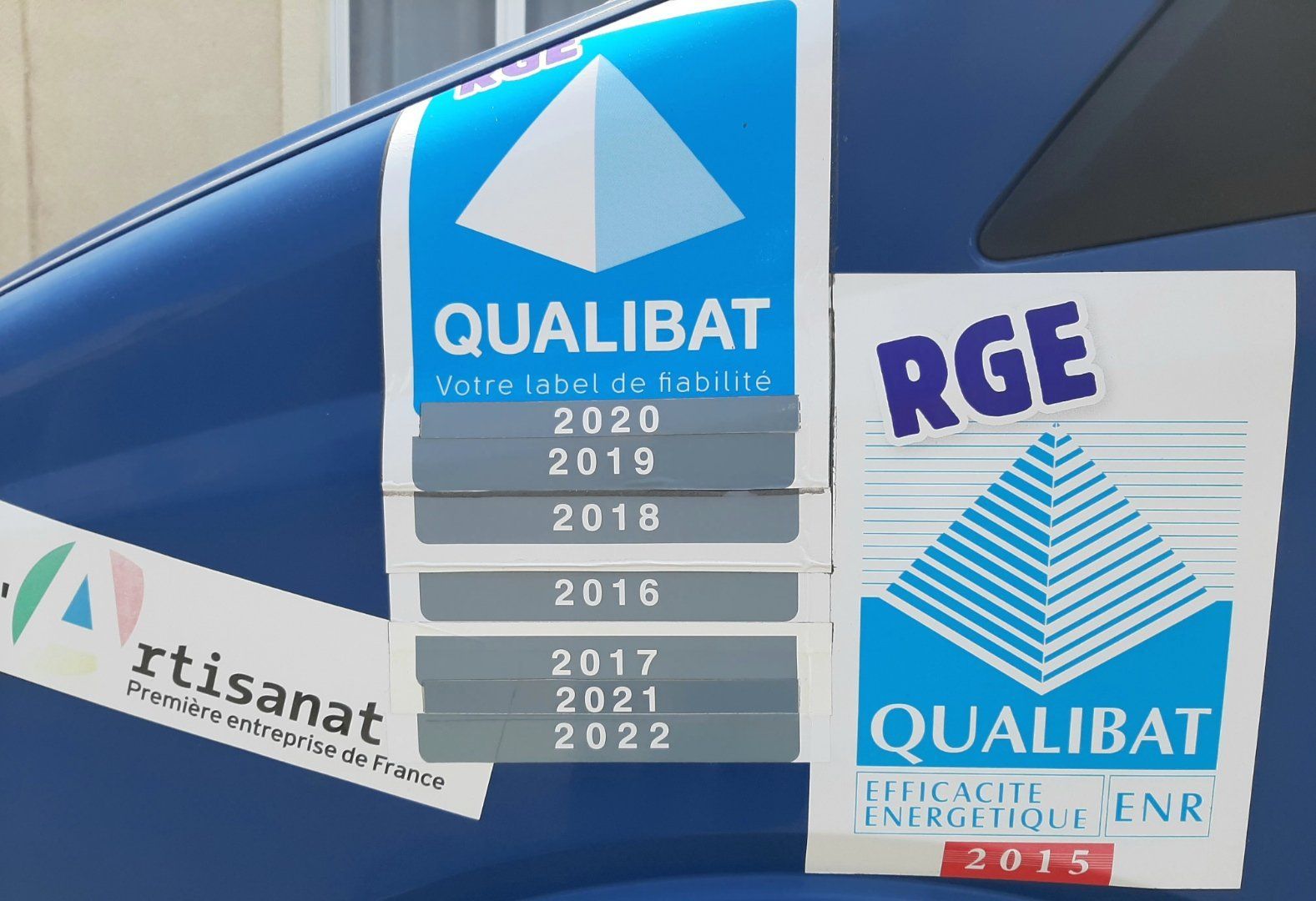 Logo qualification Qualibat floqué sur un véhicule d'entreprise