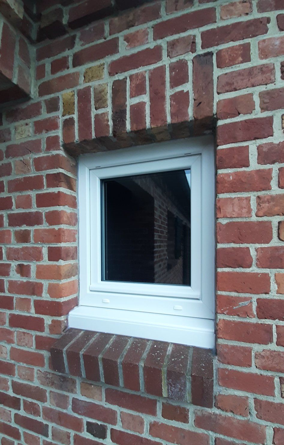 Fenêtre PVC sur mur en brique