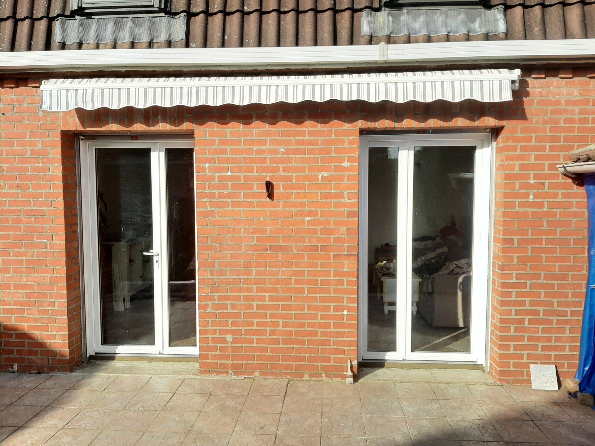 Portes de service en PVC blanc à deux vantaux