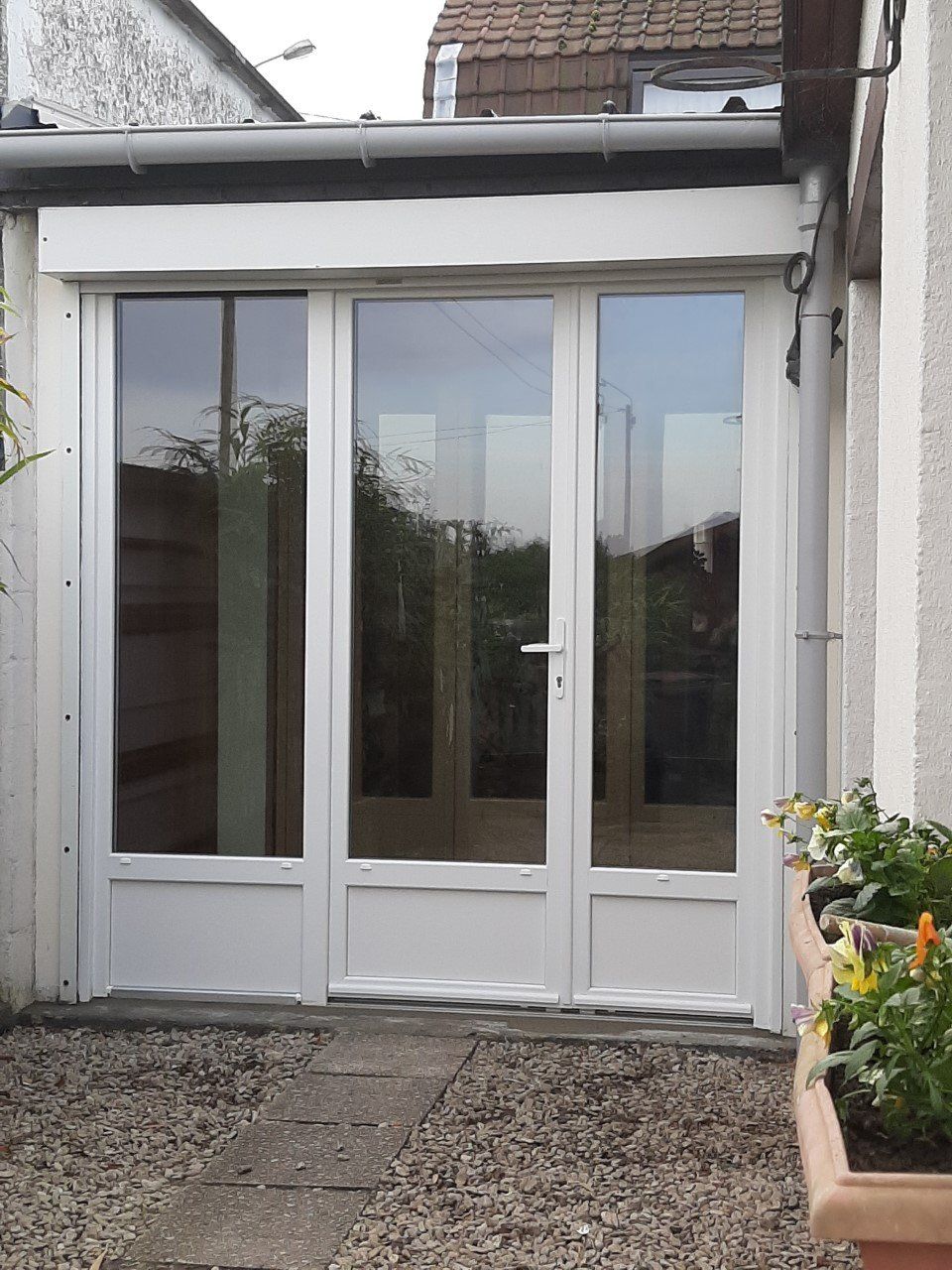 Porte PVC blanche avec 3 vantaux