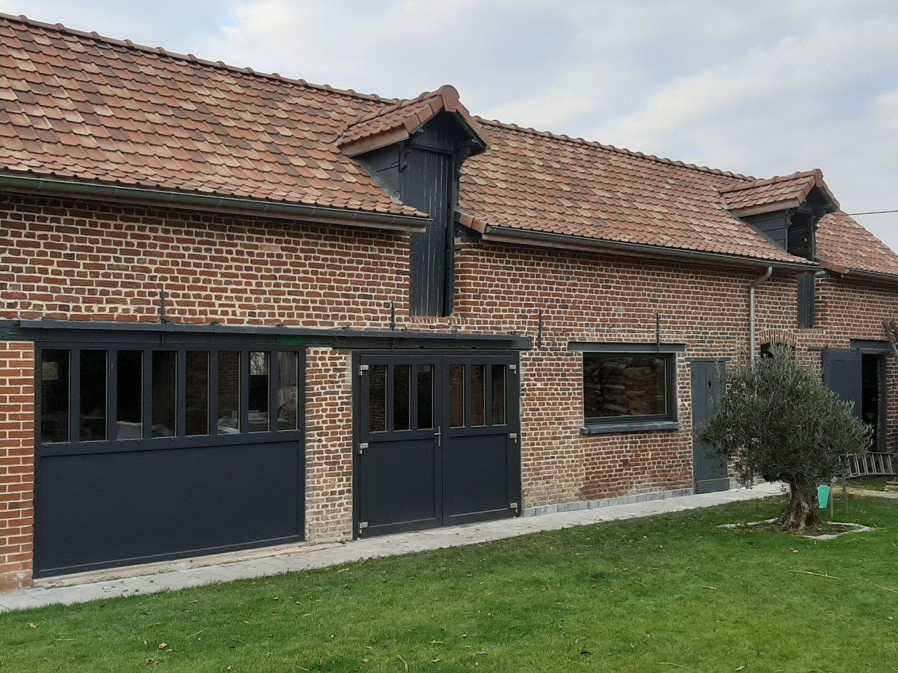 Longères en brique avec portes de service PVC bicolore