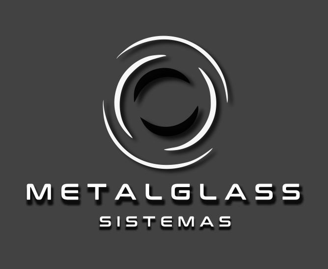 Logotipo de Metalglass Sistemas: espirales blancas y forma de "C" sobre fondo gris. Texto "Metalglass Sistemas" debajo.