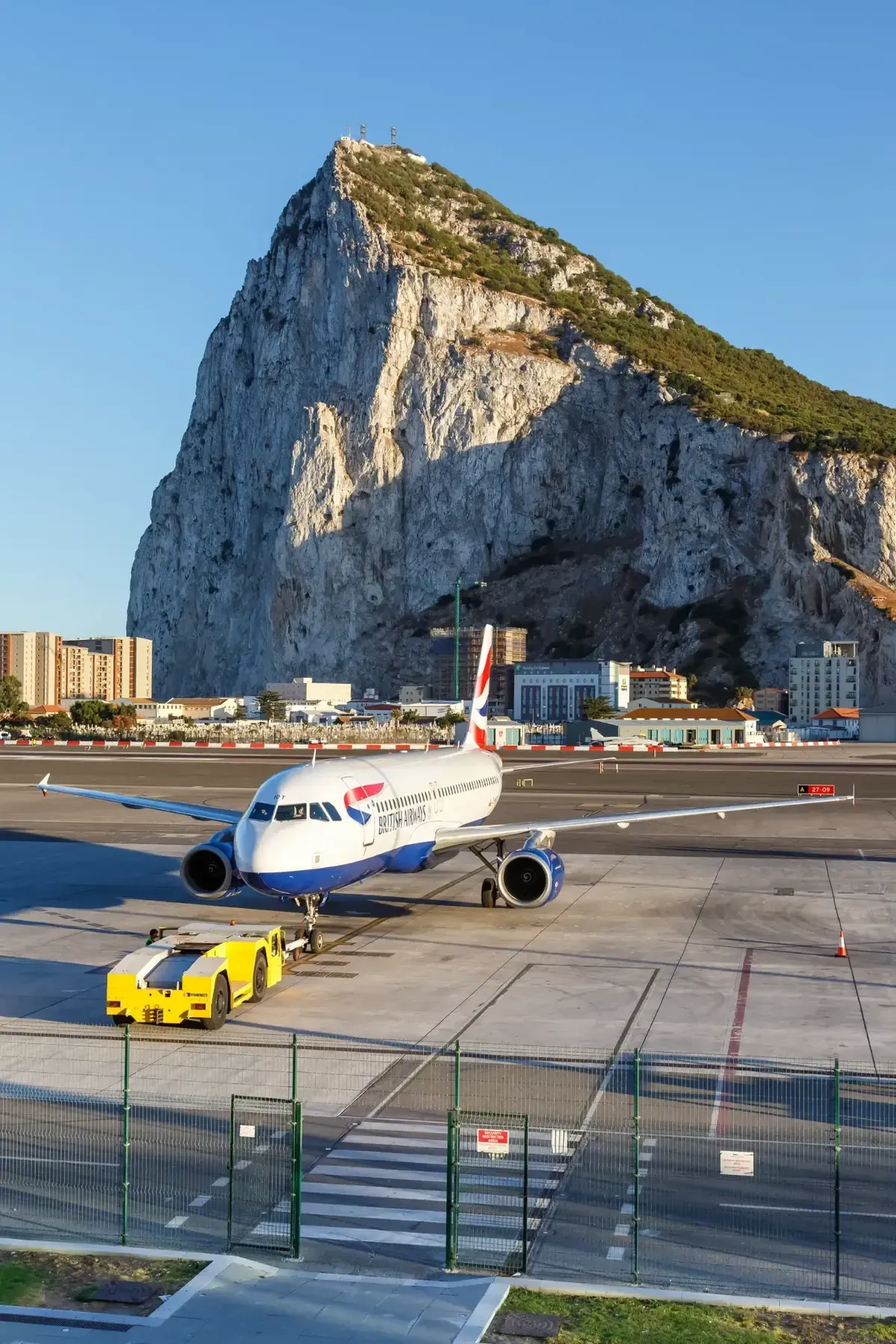 Avión de British Airways en la pista con el Peñón de Gibraltar al fondo.