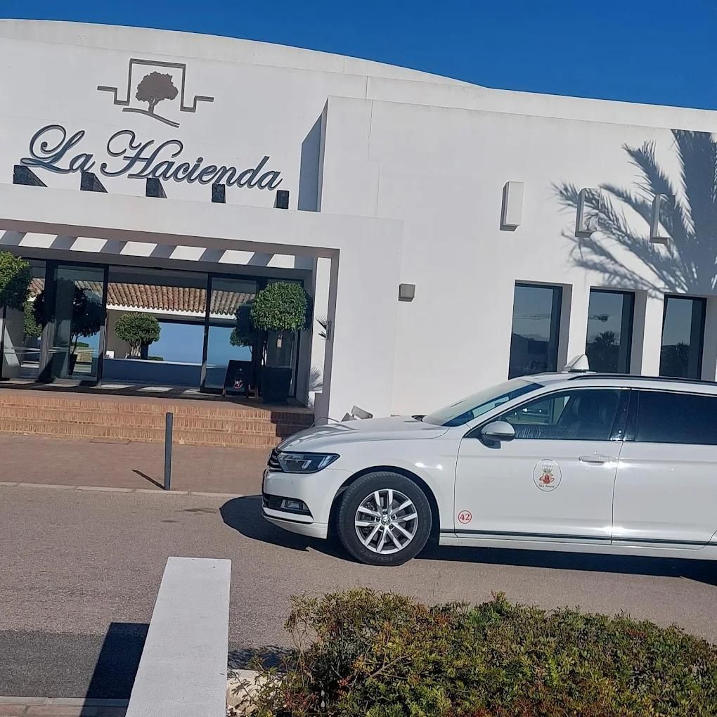 Taxis blancos con letreros luminosos de 