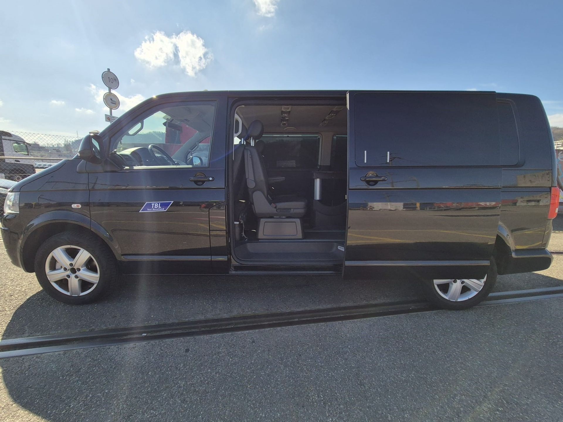 Mann mit Rollstuhl nutzt Taxi mit Rampe