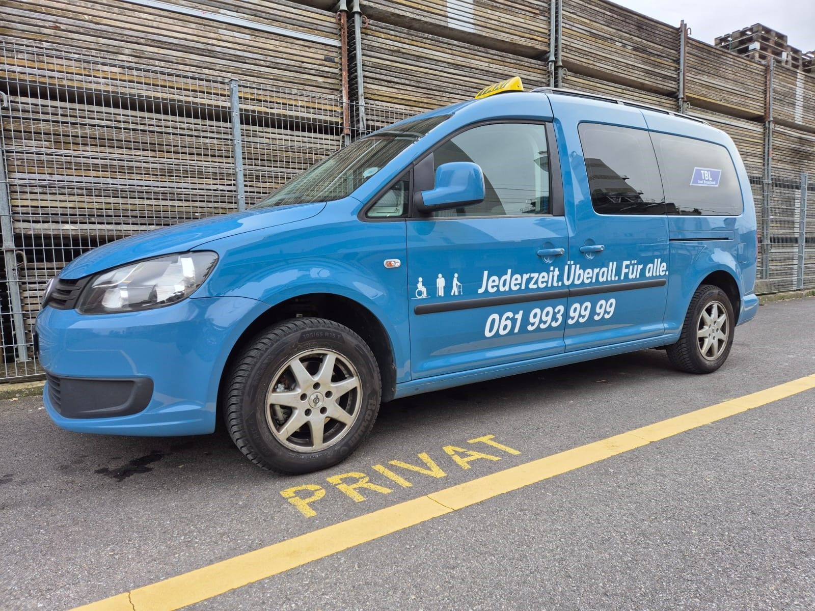 Mann mit Rollstuhl nutzt Taxi mit Rampe