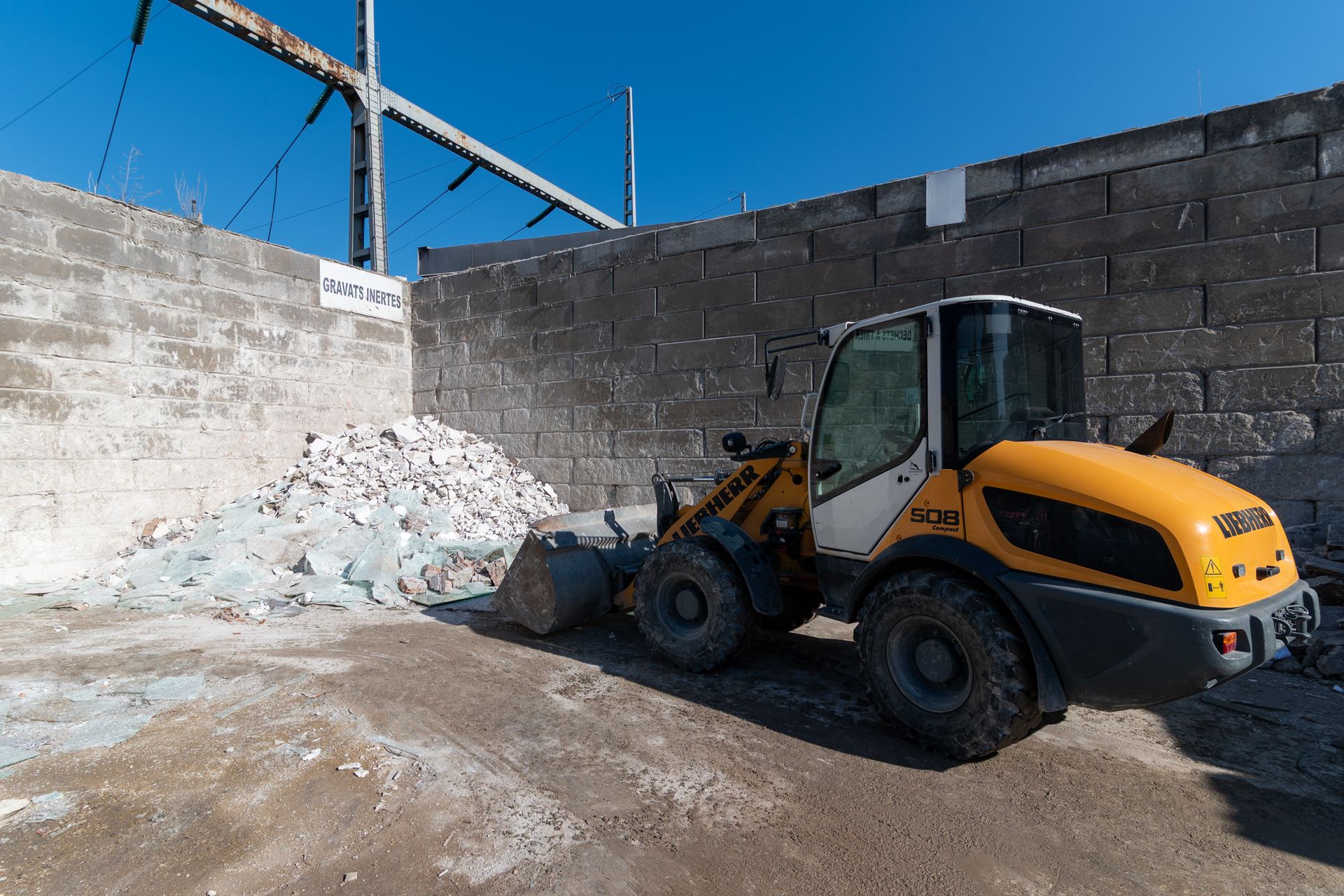 Chargeuse au niveau des gravats inertes