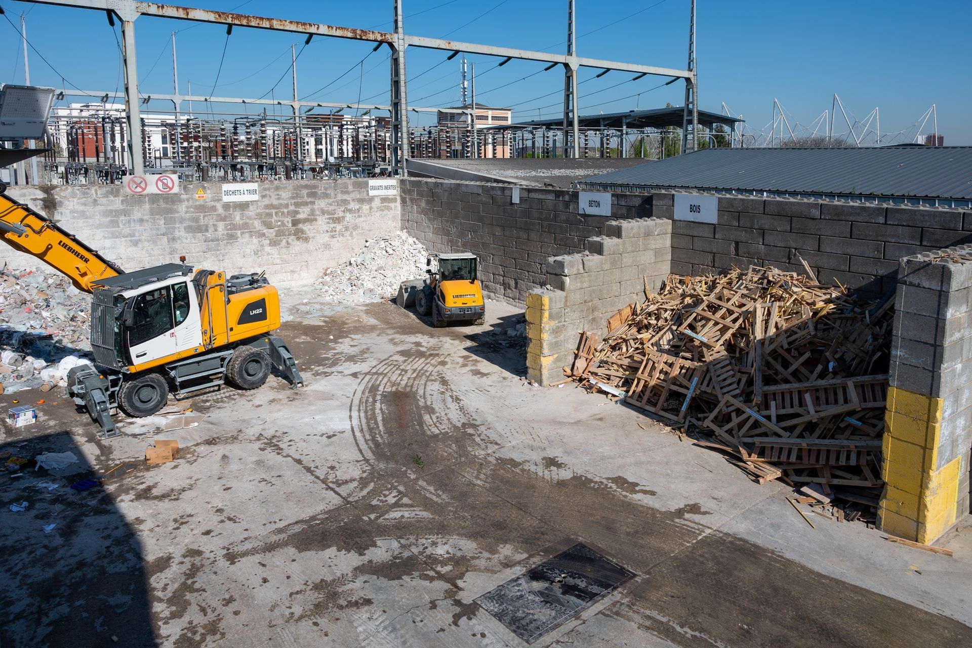 Machines de chantier déplaçant des gravats.