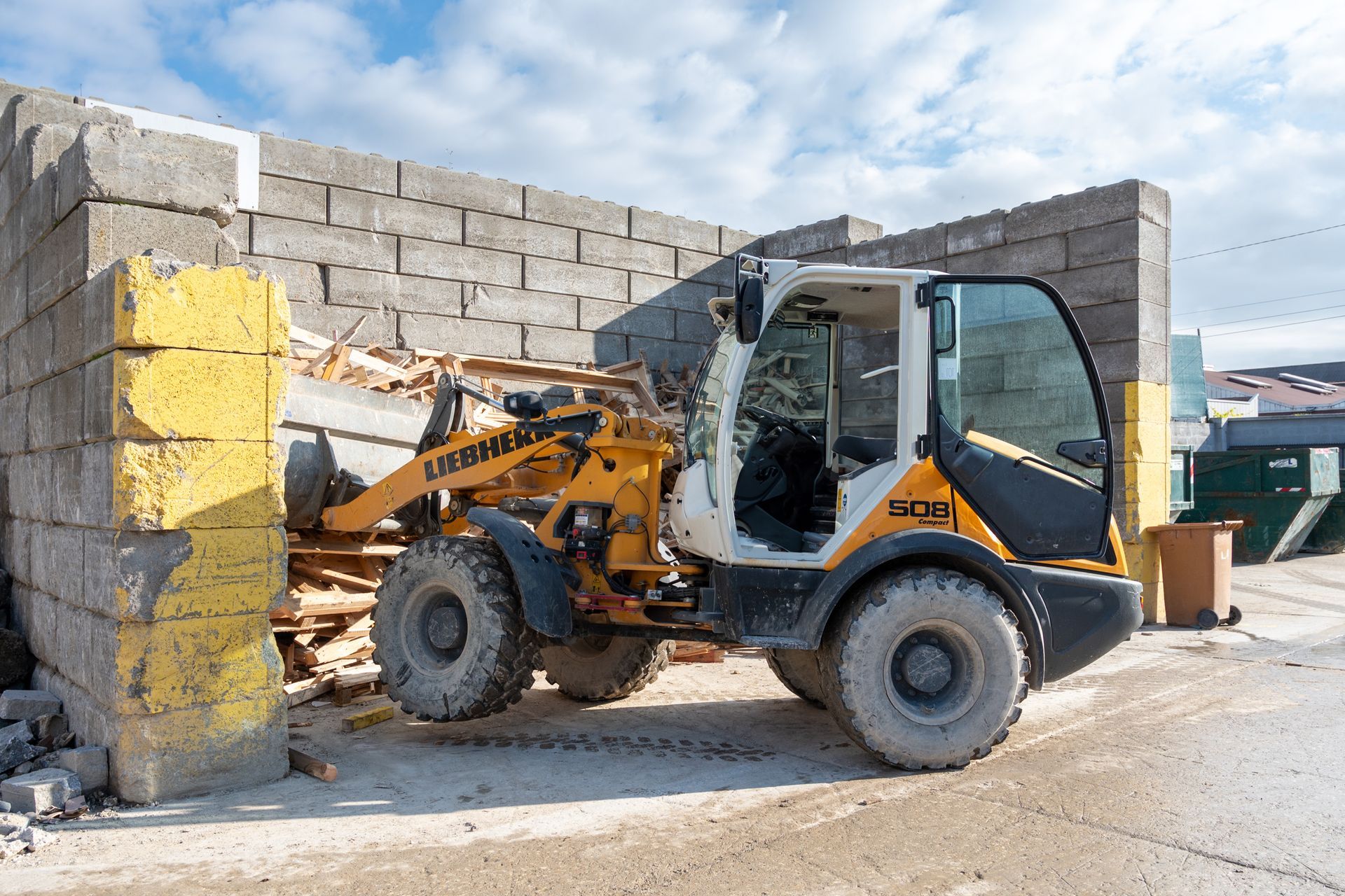 Engin de chantier déplaçant des matières à recycler