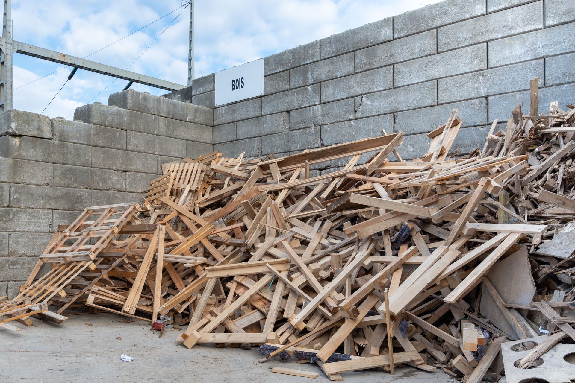 Tas de déchets en bois.