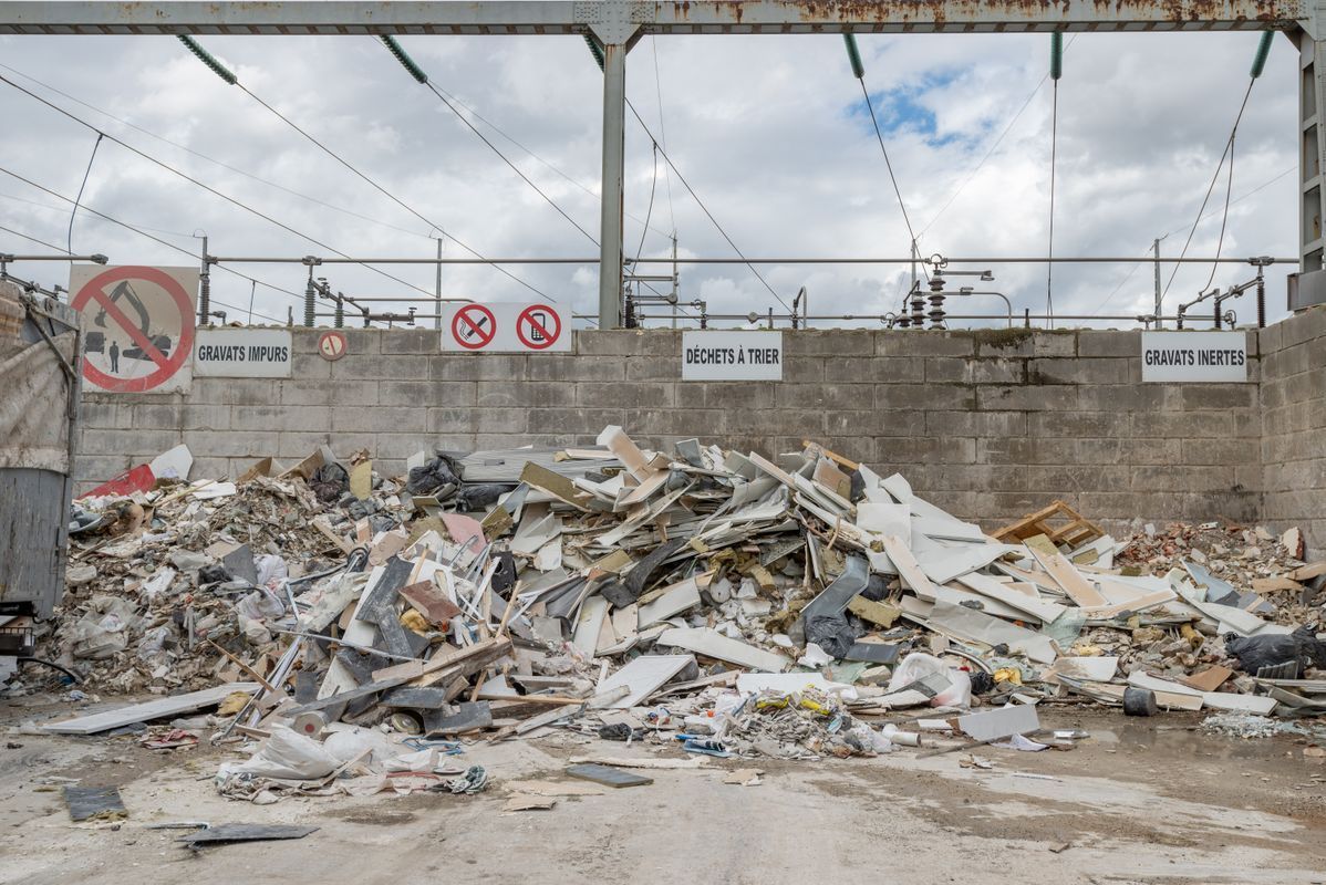 Gros tas de déchets et gravats.