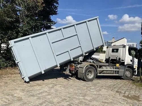 Un grand camion-benne.