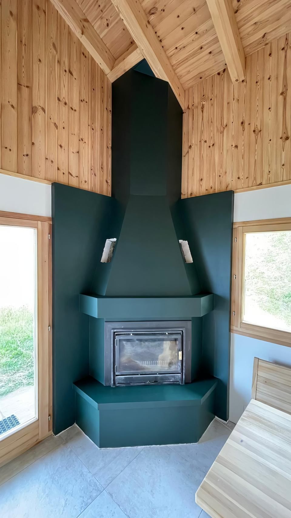 Il y a une cheminée dans le coin de la pièce.