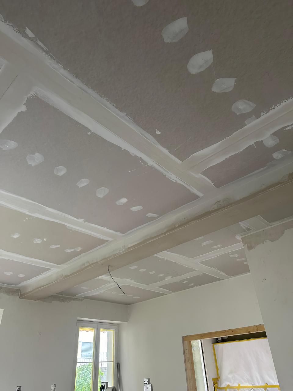 Une pièce avec un plafond en cours de rénovation.