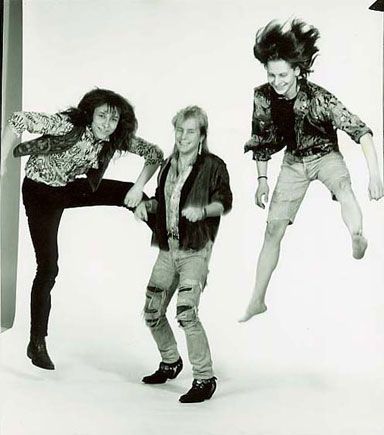 Mustavalkoinen valokuva kolmesta ihmisestä hyppäämässä ilmaan