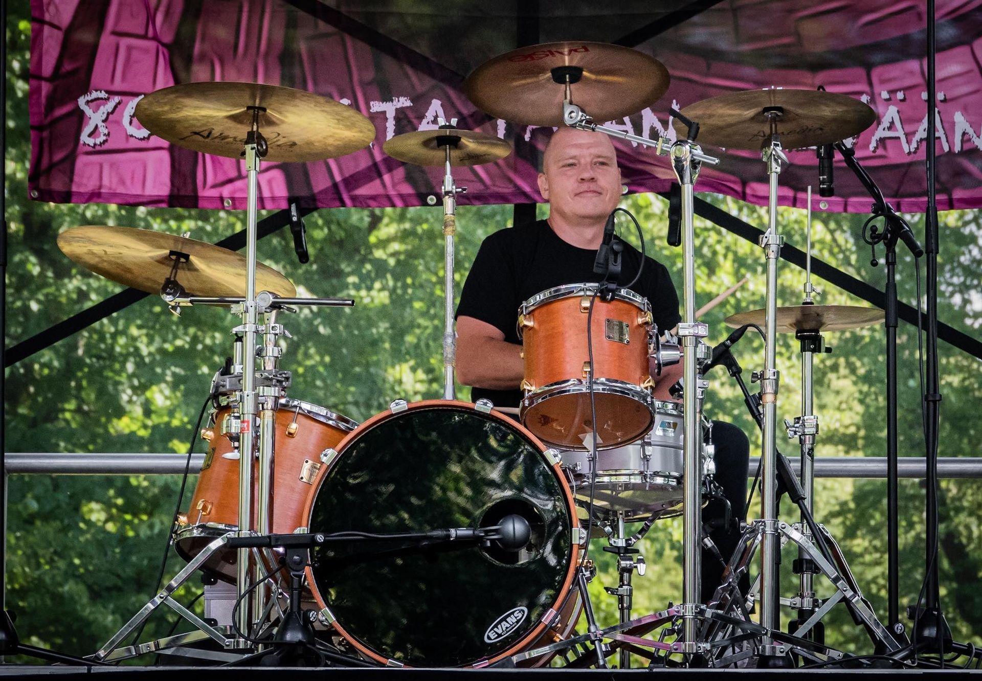 Mies soittaa rumpusettiä lavalla.