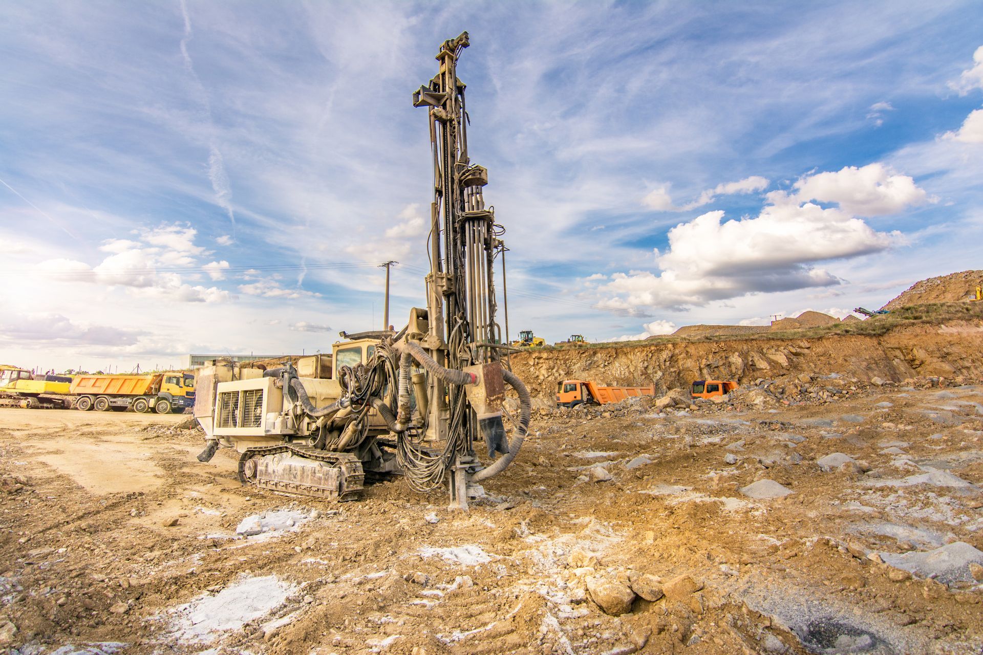 Machine creusant dans un terrain déblayé