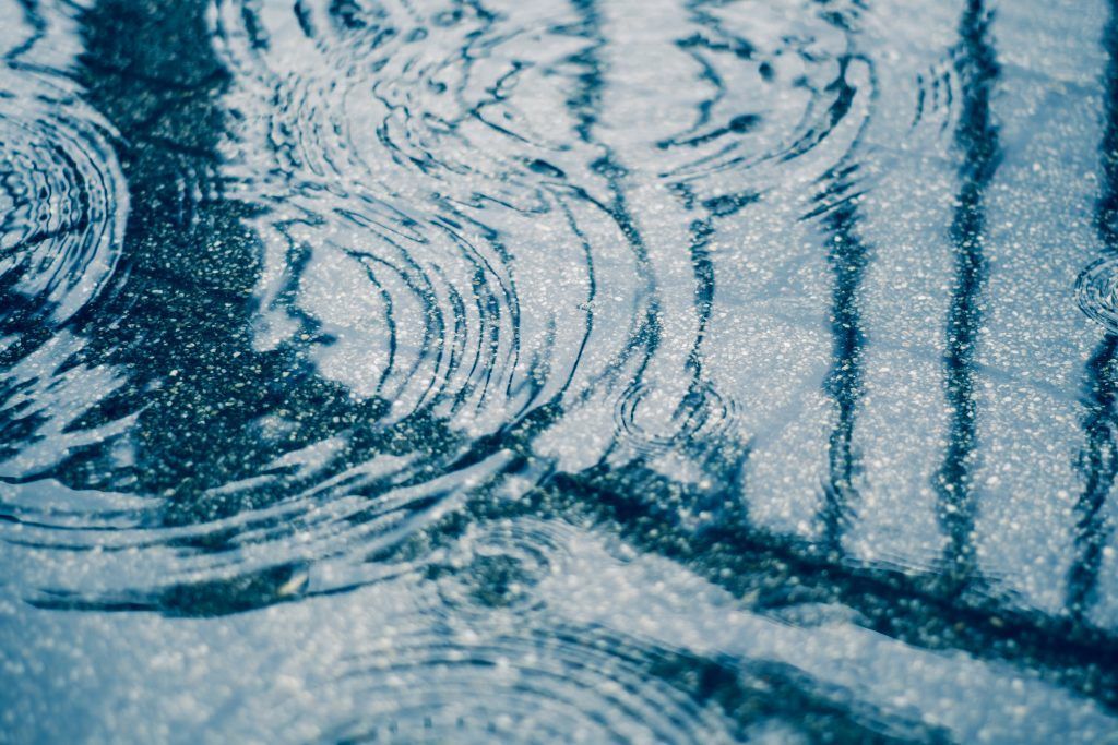 Eau de pluie sur le sol