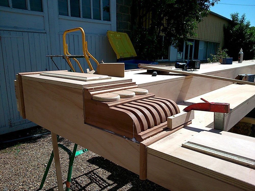 Conception en bois en extérieur d'atelier.
