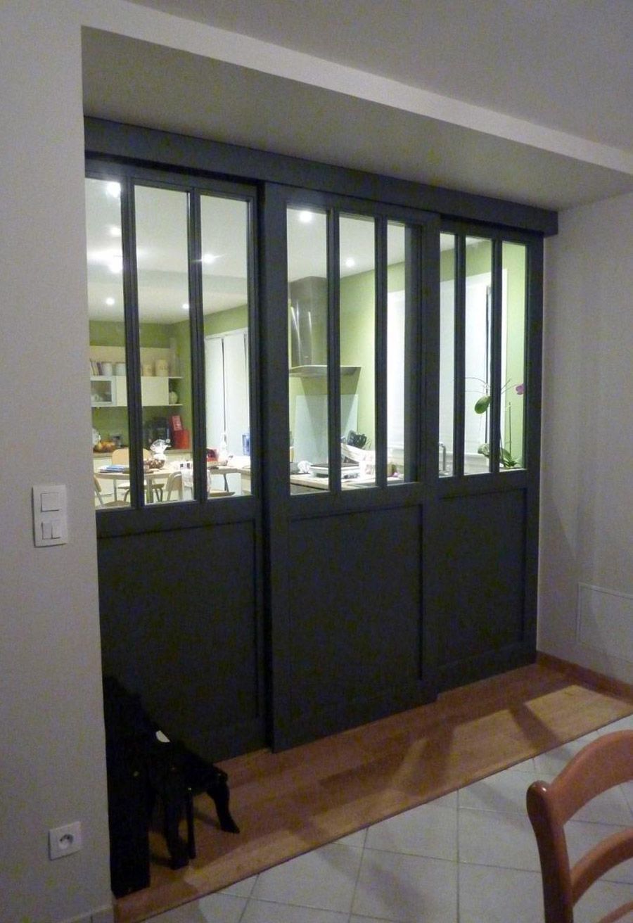 Menuiserie de portes verrières en intérieur de maison.