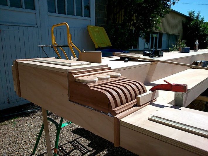 Conception en bois en extérieur d'atelier.