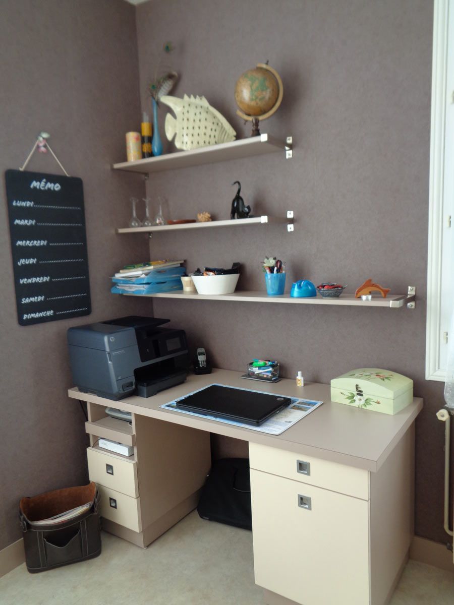 Intérieur de chambre avec bureau et étagères sur mesure en bois.