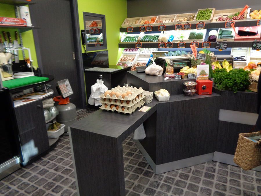 Comptoir sur mesure en bois dans un magasin d'alimentation générale.