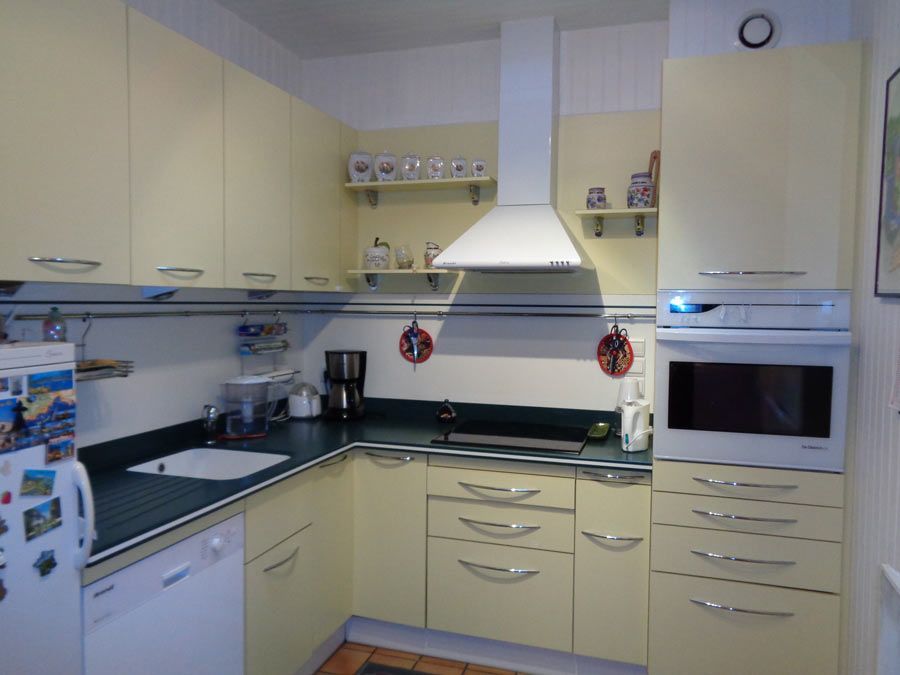 Meubles de cuisine sur mesure en bois dans les tons clairs.