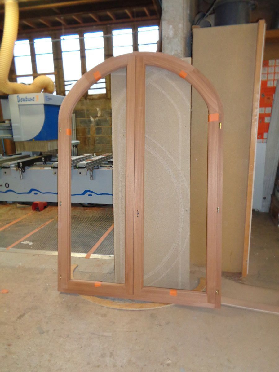 Menuiserie de fenêtres sur mesure en atelier.