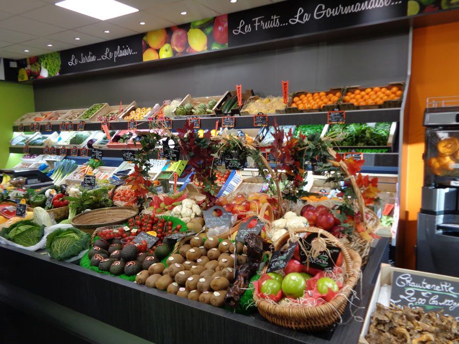 Comptoir de présentation sur mesure pour légumes enintérieur de magasin.