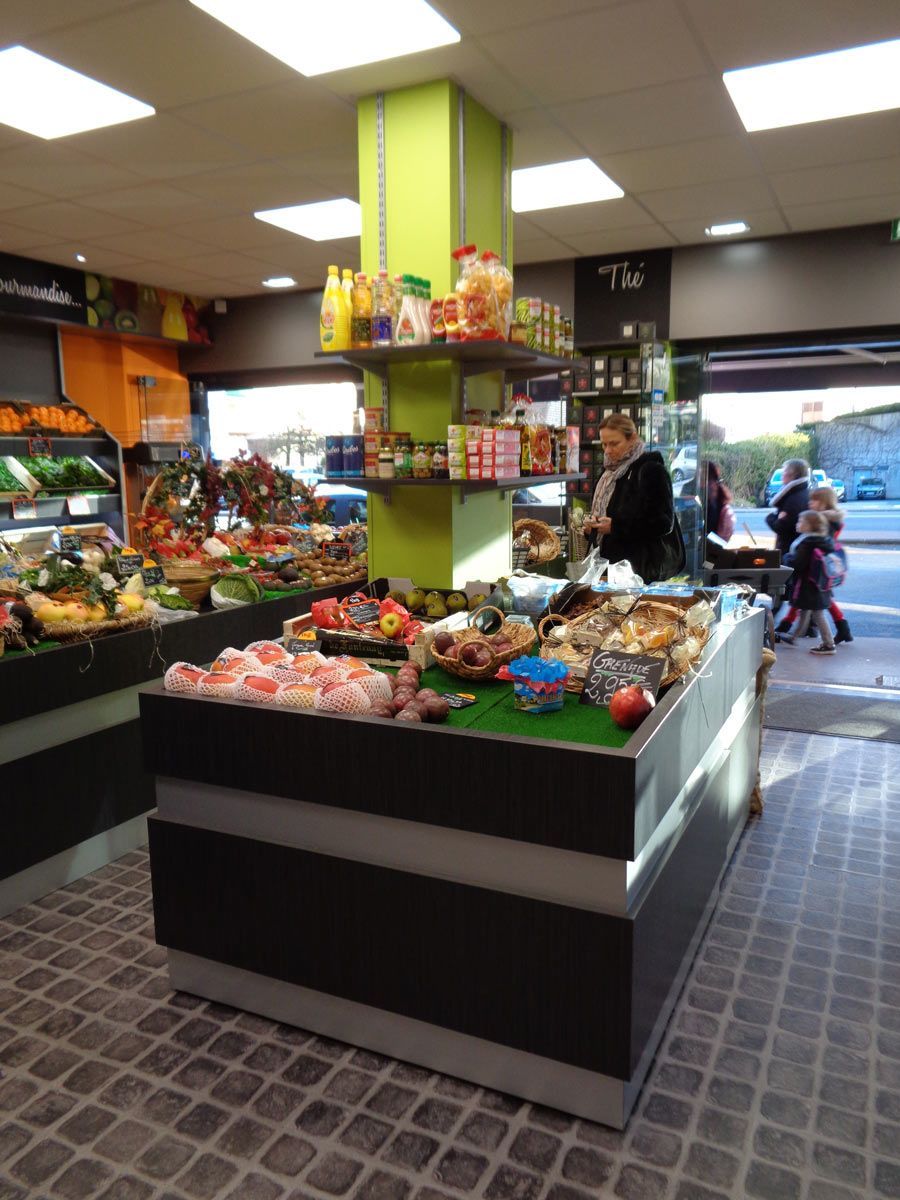 Meubles de présentation sur mesure de légumes et denrées en intérieur de magasin.