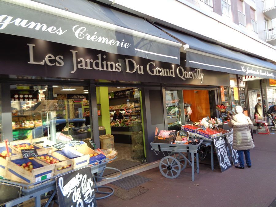 Comptoir de présentation sur mesure pour légumes en devanture de magasin.