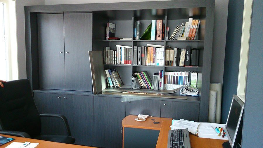 Placard et bibliothèque en bois sur mesure.