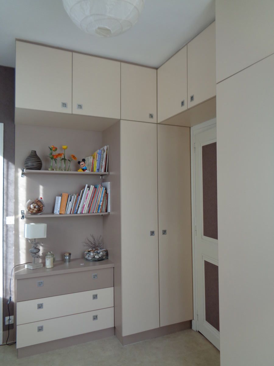 Ensemble de placards sur mesure pour une chambre.