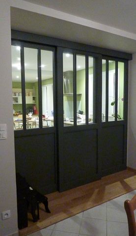 Ensemble de placards sur mesure pour une chambre.