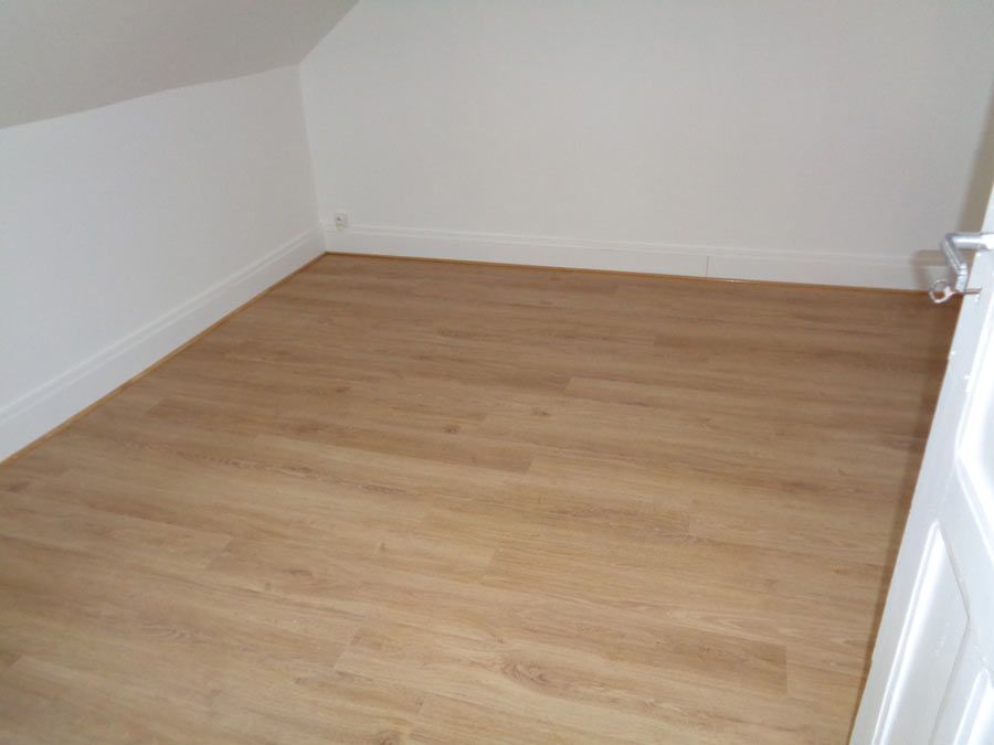 Un parquet en bois dans une pièce.