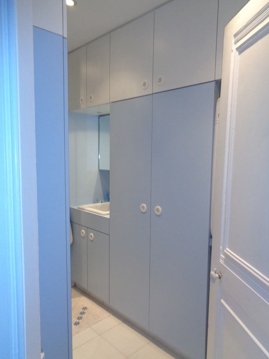 Rangements de salle de bain sur mesure.