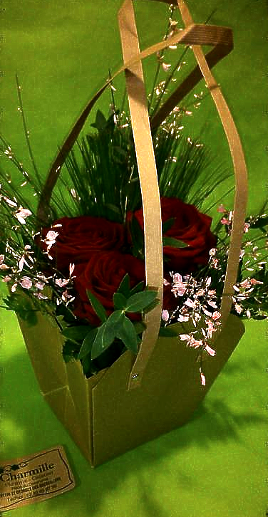 Composition florale avec roses rouges